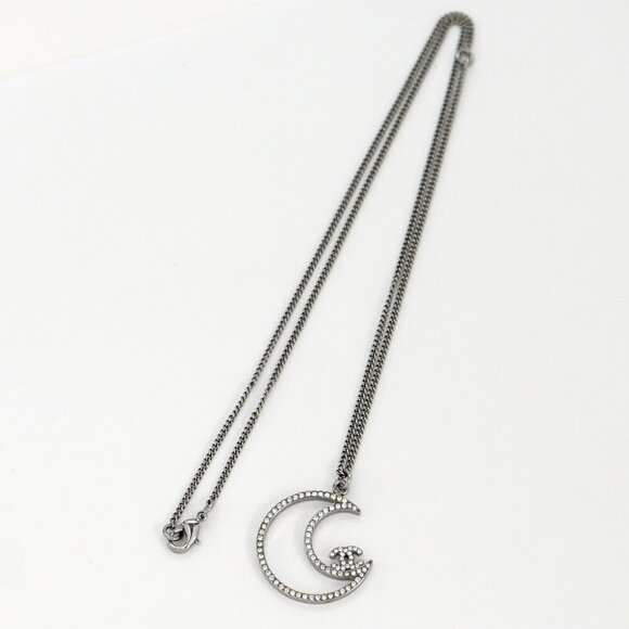 CHANEL CC Logo Rhinestone Crescent Moon Necklace 24" Silver Tone B17K Auth w/Box - Picture 1 of 6